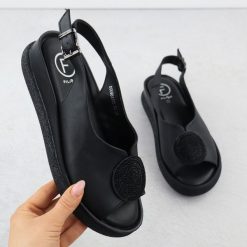 Sandały damskie na koturnie z cyrkoniami czarne Filippo DS6984. Czarne sandały damskie Filippo, bez wzorów, ze skóry, bez obcasa, na koturnie, bez zapięcia. Za 174.99 zł.