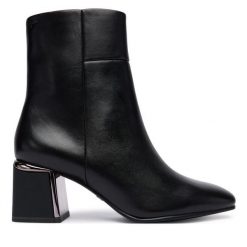 Botki Tamaris. Czarne botki damskie Tamaris, bez obcasa, na słupku, bez zapięcia. Za 339.99 zł.
