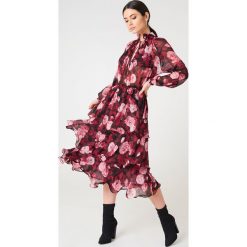 NA-KD Boho Sukienka midi ze stójką - Red,Multicolor. Sukienki damskie marki NA-KD Boho. Za 202.95 zł.