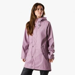 Kurtka przeciwdeszczowa turystyka damska Swedemount Väderöarna Coat wodoodporna. Fioletowe kurtki damskie SWEDEMOUNT, bez wzorów, bez kaptura. W wyprzedaży za 207.00 zł.
