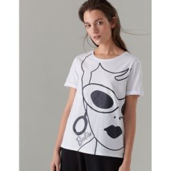 Bawełniana koszulka Barbie - Biały. Białe t-shirty damskie Mohito, s, bez wzorów, z bawełny, bez kołnierzyka. W wyprzedaży za 29.99 zł.