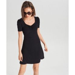Sukienka mini z marszczeniem - Czarny. Sukienki damskie Cropp. Za 39.99 zł.