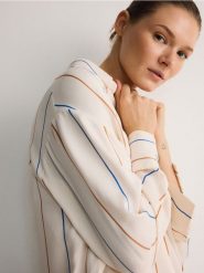 Koszula z wiskozy - kremowy. Białe koszule damskie Reserved, l, bez wzorów, z tkaniny, klasyczne, bez kołnierzyka, bez ramiączek. W wyprzedaży za 69.99 zł.