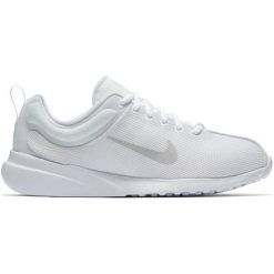 Nike Obuwie Damskie Superflyte Shoe White Pure Platinum-White 38,5. Obuwie sportowe damskie marki Nike. W wyprzedaży za 215.00 zł.