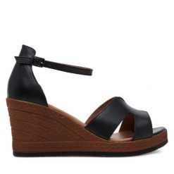 Sandały Lasocki. Czarne sandały damskie Lasocki, bez wzorów, bez obcasa, na koturnie, bez zapięcia. Za 189.99 zł.