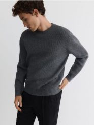 Sweter z wełną - ciemnoszary. Szare swetry przez głowę męskie Reserved, l, bez wzorów, z dzianiny, bez kołnierzyka. W wyprzedaży za 179.99 zł.