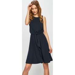 Tommy Hilfiger - Sukienka. Niebieskie sukienki damskie Tommy Hilfiger, do pracy, bez wzorów, z dzianiny, biznesowe, bez kołnierzyka, bez ramiączek, mini, proste. W wyprzedaży za 549.90 zł.