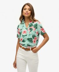 Superdry Koszula Beach Resort z 100% wiskozy z nadrukiem – Luna Rose Mint. Zielone koszule damskie Superdry., na lato, bez wzorów, z wiskozy, bez kołnierzyka, bez ramiączek. Za 215.10 zł.
