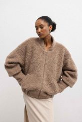 Kurtka bomberka z wełny w kolorze MOCCA- WOOLY-S/M. Kurtki damskie Marsala, m, bez wzorów, z jeansu, bez kaptura. Za 699.90 zł.