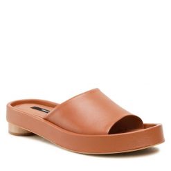 Klapki GINO ROSSI. Brązowe klapki damskie Gino Rossi, bez wzorów, bez obcasa. Za 299.99 zł.