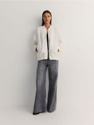 Muślinowa kurtka bomber - złamana biel. Kurtki damskie Reserved, l, bez wzorów, z bawełny, bez kaptura. W wyprzedaży za 79.99 zł.