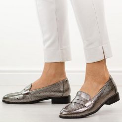 C.Srebrne ażurowe mokasyny damskie Vinceza 58624. Szare mokasyny damskie VINCEZA, z jeansu, casualowe. Za 179.00 zł.
