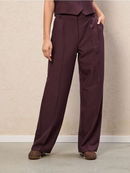 Spodnie wide leg z zakładkami - bordowy. Czerwone spodnie materiałowe damskie Sinsay, l, bez wzorów. Za 59.99 zł.