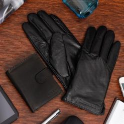 Zestaw męski skórzany portfel pionowy rękawiczki czarne Beltimore T91. Czarne portfele męskie bez wzorów. Za 99.90 zł.