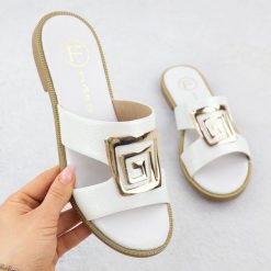 Klapki damskie z ozdobą białe Filippo DS3703. Białe klapki damskie Filippo, z aplikacjami, ze skóry ekologicznej, eleganckie, bez obcasa. Za 129.99 zł.