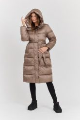HETREGO Beżowy damski puchowy płaszcz Karen Woman Quilted Coat. Brązowe płaszcze damskie HETREGO, na zimę, uniwersalny, bez wzorów, z poliamidu, eleganckie, długie, bez kaptura. W wyprzedaży za 1,369.99 zł.