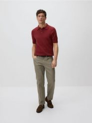 Bawełniany sweter polo - czerwony. Czerwone swetry przez głowę męskie Reserved, l, bez wzorów, z bawełny, bez kołnierzyka. Za 129.99 zł.