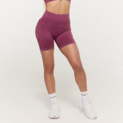 Szorty damskie fitness bezszwowe slim Lift Plum. Fioletowe szorty sportowe damskie GYMBEAM, xs, bez wzorów, z elastanu, sportowe, z podwyższonym stanem, na fitness i siłownię. Za 85.90 zł.