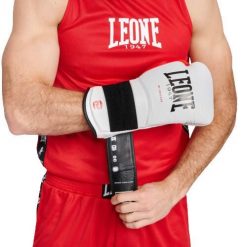 Tank top Leone Ambassador. Czerwone koszulki sportowe męskie LEONE 1947, bez wzorów, bez kołnierzyka, bez ramiączek, na fitness i siłownię. W wyprzedaży za 99.10 zł.