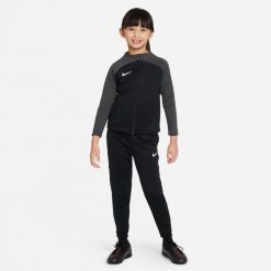 Dres treningowy chłopięcy Nike Academy. Czarne spodnie sportowe dla chłopców Nike, bez wzorów, z dresówki, sportowe, do piłki nożnej. W wyprzedaży za 220.10 zł.