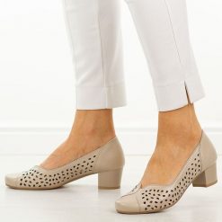 Beżowe ażurowe skórzane Polskie czółenka damskie Gregors 1210. Brązowe czółenka damskie GREGORS, w ażurowe wzory, ze skóry, eleganckie, z okrągłym noskiem, bez obcasa, na obcasie, bez zapięcia. Za 399.00 zł.