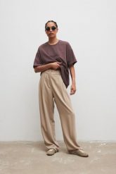 Eleganckie spodnie z zakładkami w kolorze STONE BEIGE - DERRY-XS/S. Brązowe spodnie materiałowe damskie Marsala, l, bez wzorów, z gumy. Za 399.90 zł.