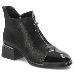 Botki damskie D&A o eleganckim fasonie z dekoracyjnym zamkiem lakierowanym noskiem i stabilnym niskim obcasem czarne, CR62-3193 Black. Czarne kozaki damskie S.BARSKI, z jeansu, bez obcasa, na obcasie. Za 469.00 zł.