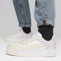 Buty do chodzenia damskie Puma Carina Street. Białe obuwie sportowe damskie Puma, bez wzorów, trekkingowe. Za 299.00 zł.