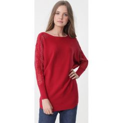 Czerwony Sweter Aurelia. Czerwone swetry damskie Born2be, l, z aplikacjami, z koronki, bez kołnierzyka, bez ramiączek, długie, bez kaptura. Za 79.99 zł.