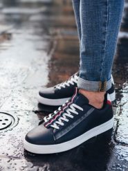 Buty męskie sneakersy z kontrastowymi detalami - granatowe V2 - Rozmiar: 44. Niebieskie buty sportowe męskie Ombre Clothing, z materiału, bez zapięcia. W wyprzedaży za 69.99 zł.