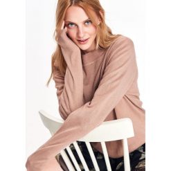 SWETER DAMSKI W MODNYM FASONIE. Swetry damskie marki TOP SECRET. W wyprzedaży za 39.99 zł.