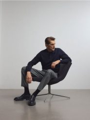Spodnie regular z domieszką wełny - szary. Szare spodnie materiałowe męskie Reserved, bez wzorów, z tkaniny. W wyprzedaży za 79.99 zł.