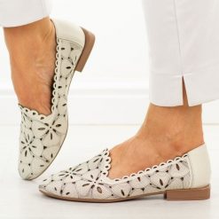 Beżowe skórzane ażurowe półbuty damskie Filippo Dp7709/26. Brązowe półbuty damskie Filippo, na lato, w ażurowe wzory, z jeansu, biznesowe, z okrągłym noskiem, bez obcasa, na płaskiej podeszwie, bez zapięcia. Za 219.00 zł.