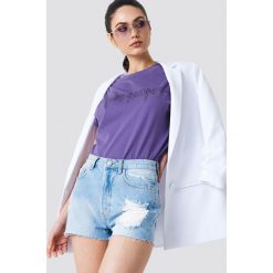 NA-KD Szorty jeansowe z wysokim stanem i rozdarciami - Blue. Niebieskie szorty damskie NA-KD, z jeansu. W wyprzedaży za 48.59 zł.