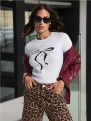 Koszulka - biały. Białe t-shirty damskie Sinsay, l, bez wzorów, bez kołnierzyka. W wyprzedaży za 27.99 zł.
