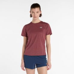 Koszulka damska New Balance WT41253WUR – bordowa. Czerwone t-shirty damskie New Balance, xs, bez wzorów, z materiału, sportowe, bez kołnierzyka. Za 199.99 zł.