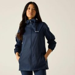 Kurtka trekkingowa damska Pack It Jacket III kieszonkowa przeciwdeszczowa. Niebieskie kurtki sportowe damskie Regatta, l, bez wzorów, z materiału, z kapturem, rowerowe. Za 119.99 zł.