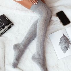 Szare ażurowe zakolanówki z warkoczem 223. Szare skarpety damskie Milena, w ażurowe wzory, z bawełny. Za 29.00 zł.