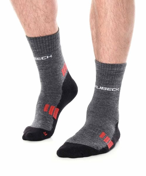 Skarpety męskie trekkingowe z wełną merino Brubeck Trekking Light. Czerwone skarpety męskie Brubeck, bez wzorów, z dzianiny. Za 64.99 zł.