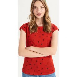 T-shirt ze świątecznym nadrukiem all over - Czerwony. Czerwone t-shirty damskie Sinsay, z nadrukiem. Za 14.99 zł.