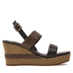 Sandały U.S. Polo Assn. Brązowe sandały damskie U.S. Polo Assn., bez wzorów, bez obcasa, na koturnie, bez zapięcia. Za 259.99 zł.