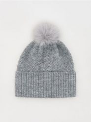 Czapka beanie z pomponem - jasnoszary. Szare czapki i kapelusze damskie Reserved, bez wzorów. W wyprzedaży za 19.99 zł.