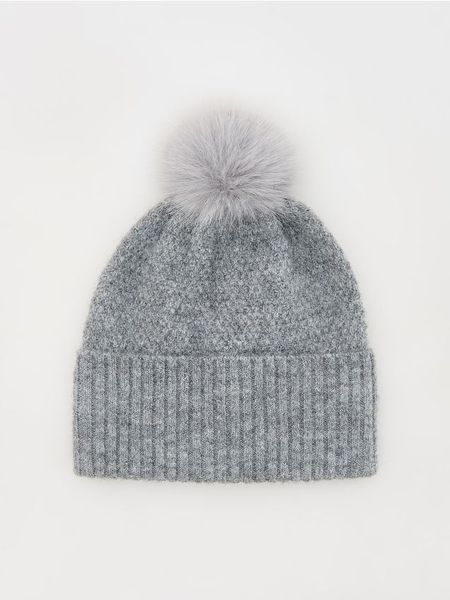 Czapka beanie z pomponem - jasnoszary. Szare czapki i kapelusze damskie Reserved, bez wzorów. W wyprzedaży za 19.99 zł.