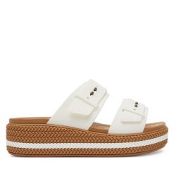 Klapki Crocs. Białe klapki damskie Crocs, bez wzorów, bez obcasa. Za 239.99 zł.