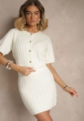 Biały Kardigan z Wełną i Ozdobnymi Guzikami i Tłoczeniem Halanira. Białe kardigany damskie Renee, z aplikacjami, z wełny, eleganckie, bez kołnierzyka, bez ramiączek, krótkie, bez kaptura. Za 129.99 zł.