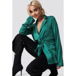 NA-KD Bluzka z detalem - Green. Zielone bluzki damskie marki NA-KD, bez wzorów, z tkaniny, bez kołnierzyka, bez ramiączek. Za 121.95 zł.
