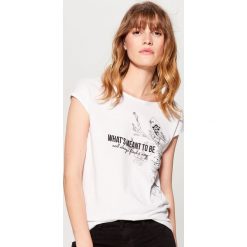 Koszulka z nadrukiem - Biały. Białe t-shirty damskie Mohito, z nadrukiem. W wyprzedaży za 29.99 zł.