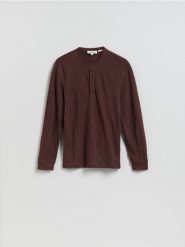 Lniany longsleeve henley - mahoniowy. Brązowe bluzki z długim rękawem męskie Reserved, l, bez wzorów, ze lnu, bez kołnierzyka. Za 199.99 zł.