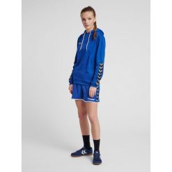 Hummel bluza damska sportowa hml Authentic Poly Hoodie Woman niebieska. Niebieskie bluzy sportowe damskie Hummel, bez wzorów, na fitness i siłownię. Za 97.00 zł.