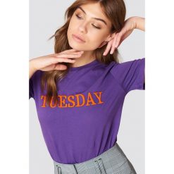 Trendyol T-shirt Every Day - Purple. Fioletowe t-shirty damskie Trendyol, z haftami, z dzianiny, z okrągłym kołnierzem. Za 80.95 zł.